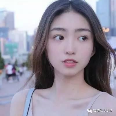 15岁文章大女儿晒与父亲合照，继承父母颜值，文章满头白发显落魄